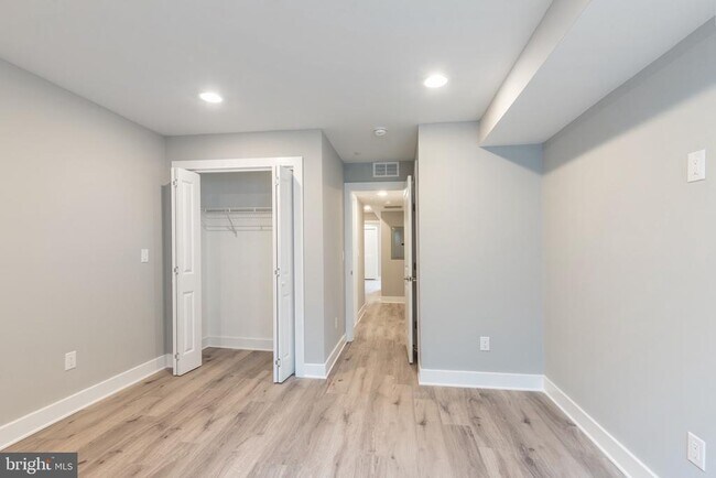 Foto del edificio - 2729 W Glenwood Ave