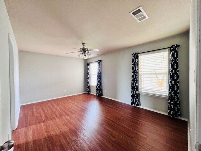 Building Photo - Trimmier Estates Beauty!
