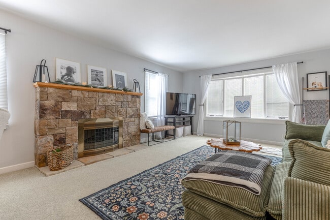 Foto del edificio - 3 Lakeview Dr