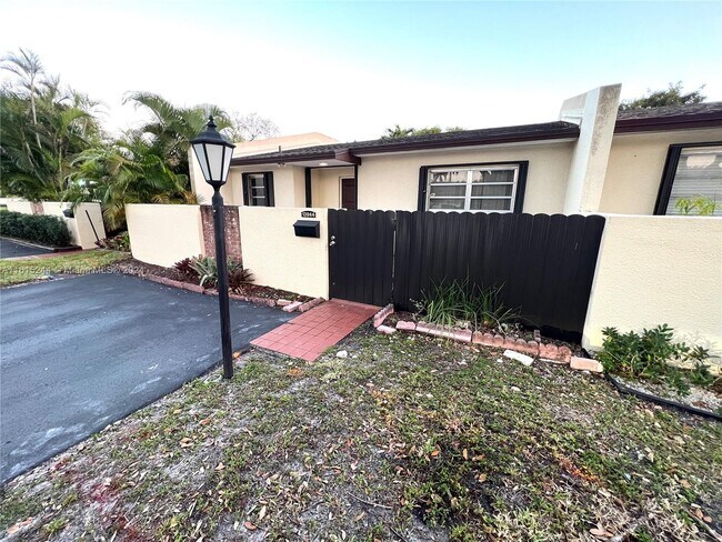 Building Photo - 13944 Kendale Lakes Dr