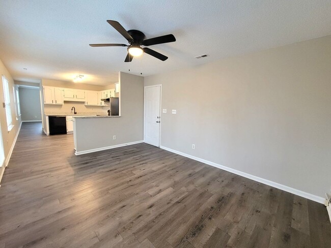 Foto del edificio - Large 2 Story Near The Airport and I-485