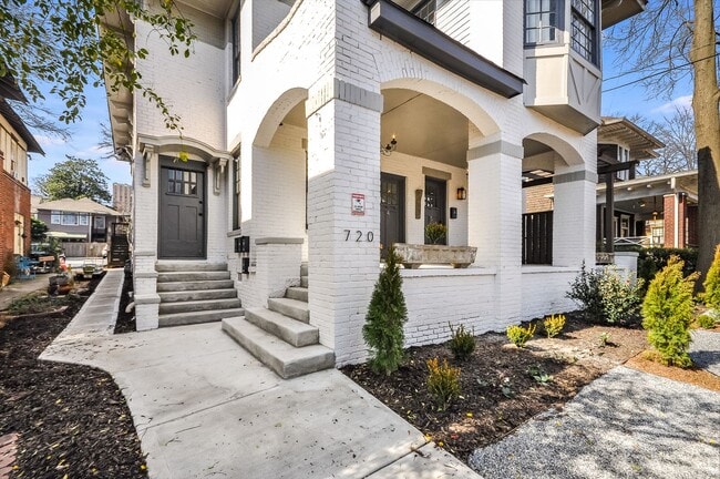 Foto del edificio - Beautifully Updated Midtown Studio Apartment Walking Distance to Piedmont Park!