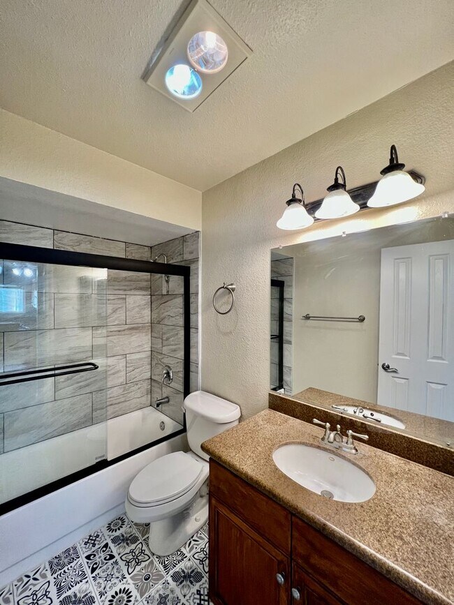 Building Photo - Beautiful 1BD/BA w/ reserved parking in Cl...