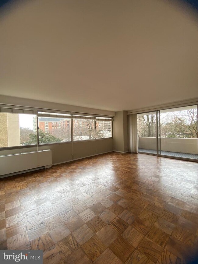 Foto del edificio - 5500 Friendship Blvd