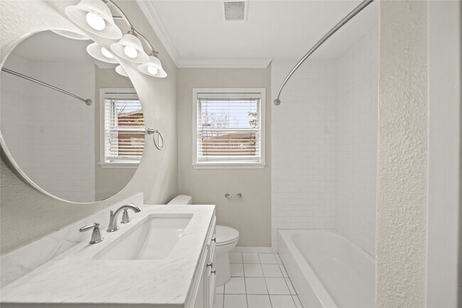 Foto del edificio - 10803 Doud St