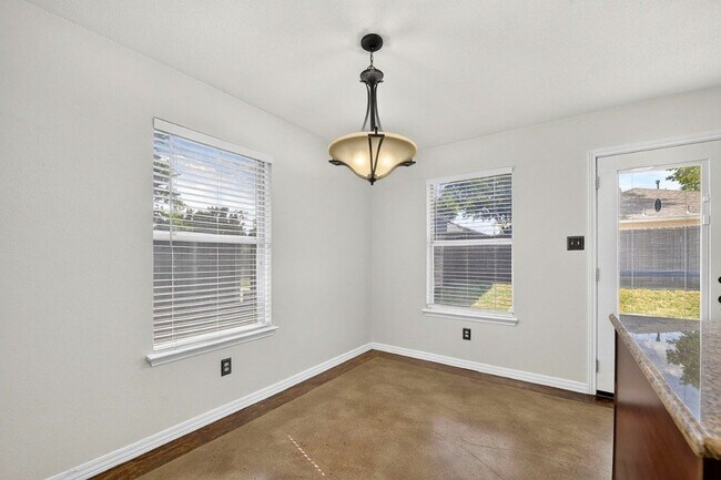 Building Photo - 1012 Triple Crown Dr