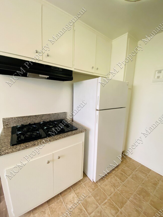 Unit 2 Kitchen 1 - 714 N W Knoll Dr