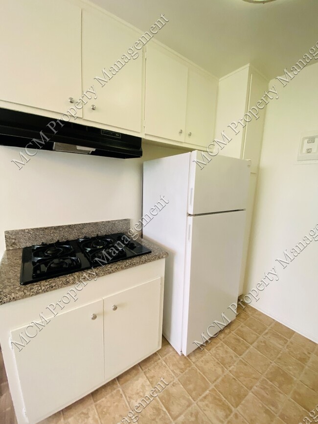 Unit 2 Kitchen 1 - 714 N W Knoll Dr