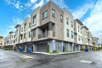Building Photo - 2211 Solara Ln