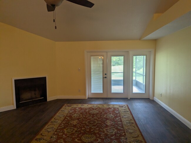 Building Photo - 1043 Weaver Dr
