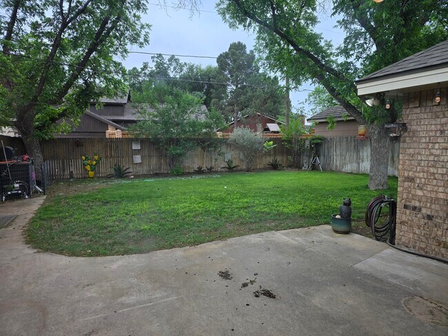Building Photo - 4007 Lehigh Dr