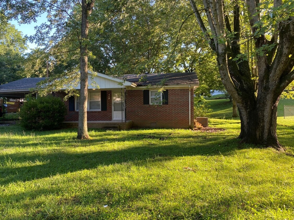 406 E Cedar St, Dickson, TN 37055 House Rental in Dickson, TN