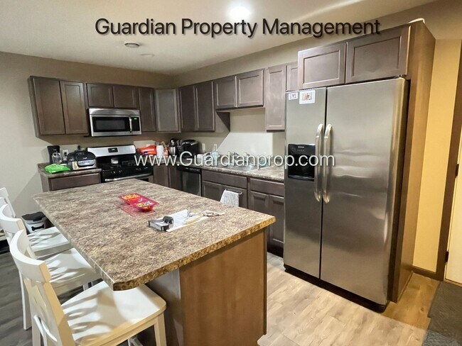 Foto del edificio - Lakeville 2 Bedroom Town Home, 2 Car Garage, 2.5 Baths, Washer/Dryer, Available April