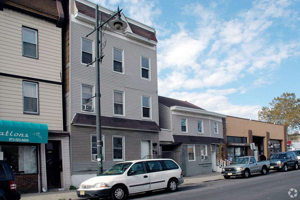 Building Photo - 604-606 Main St