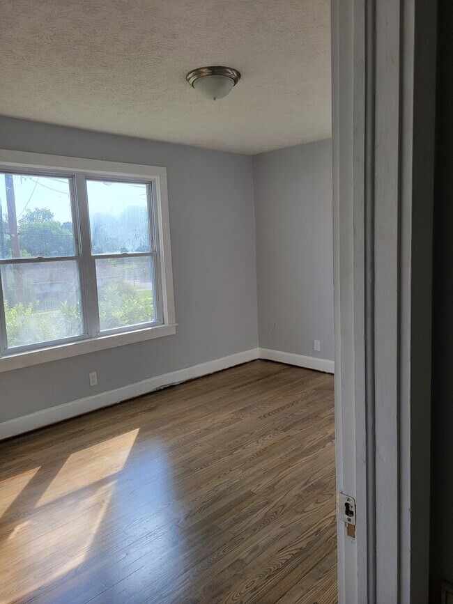 Foto del edificio - 3 bed 1 bath on Knob Creek Rd. near Johnso...
