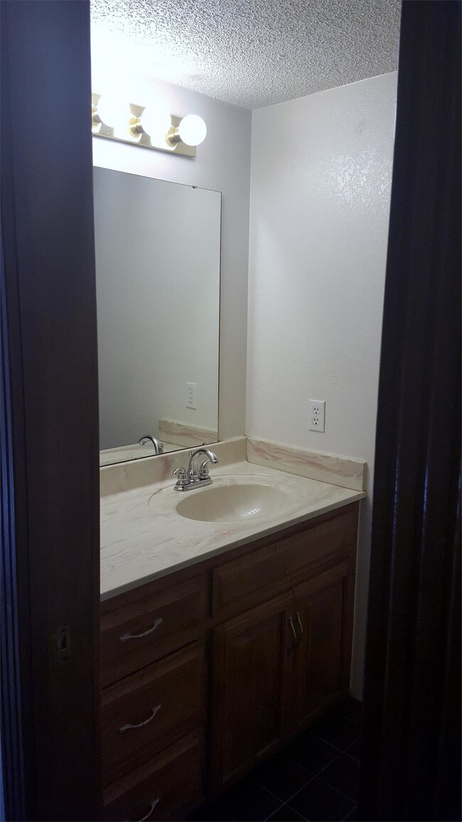 Building Photo - 2309 N Lakeview Ct