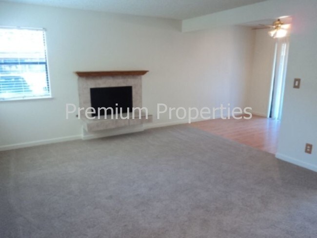 Building Photo - 830 Camelback Pl