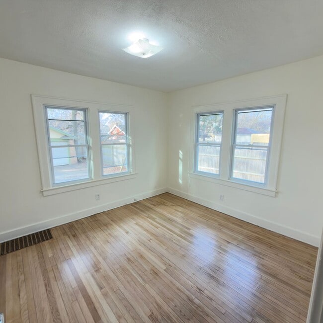 Building Photo - Charming 4 Bedroom on the SE Side!