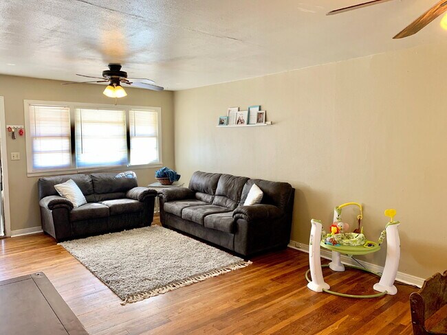 Foto del edificio - Cute Three Bedroom - Available for Summer/Fall 2026 Prelease!