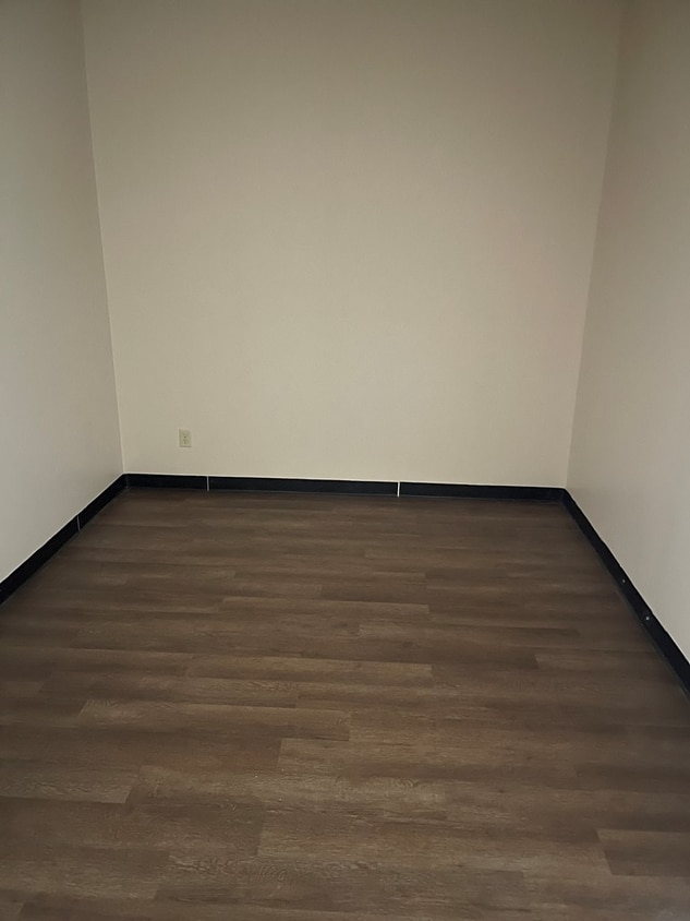 Building Photo - 502 E Ave East