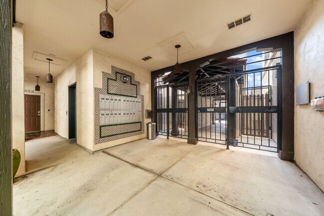 Foto del edificio - Downtown Luxury Condo with Rooftop Views -...