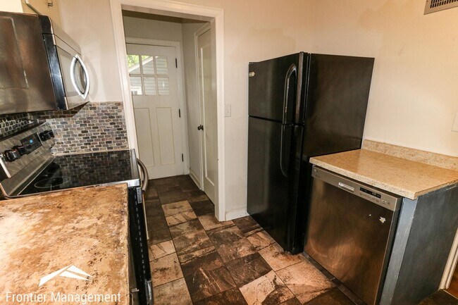 Building Photo - Beautiful five bedroom home in a neighborh...