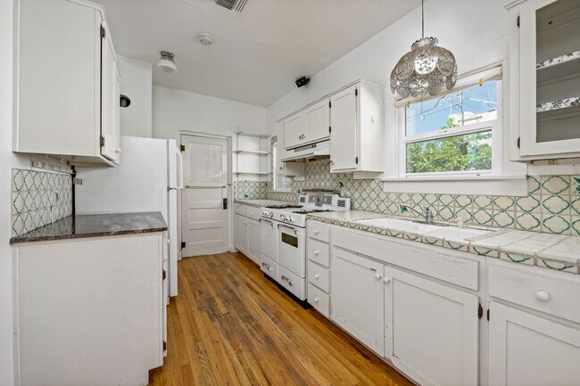 Foto del edificio - PRE-LEASE for AUGUST 2026 - Sam Hughes Bungalow