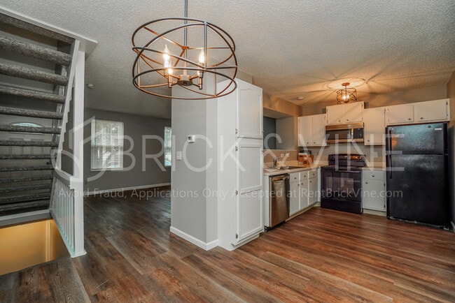 Building Photo - Pet-friendly house featuring fenced-in yard