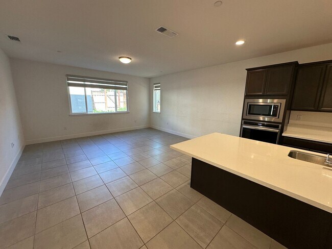 Building Photo - Spacious 5-Bedroom Home in Desirable Mount...