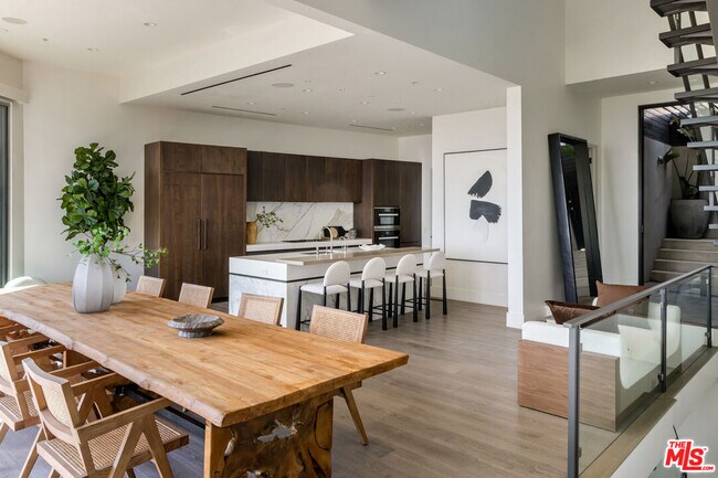 Foto del edificio - 8572 Hillside Ave