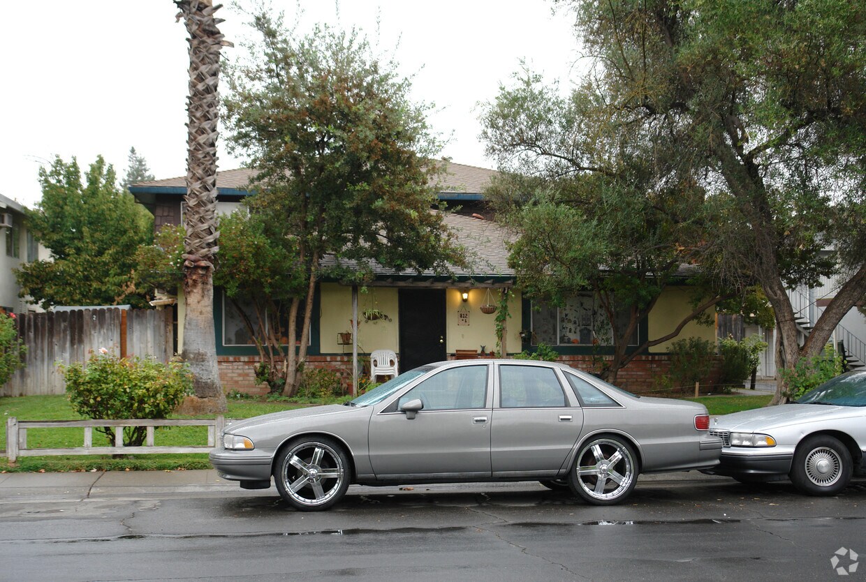 Building Photo - 812 Carro Dr