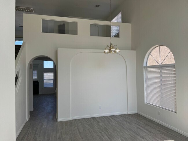 Foto del edificio - New flooring and kitchen. No neigbros behi...