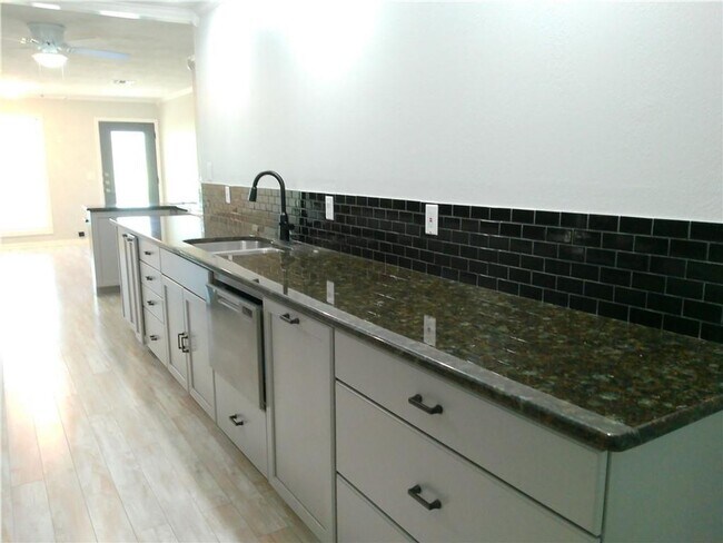 Foto del edificio - 12 Townhouse Ln