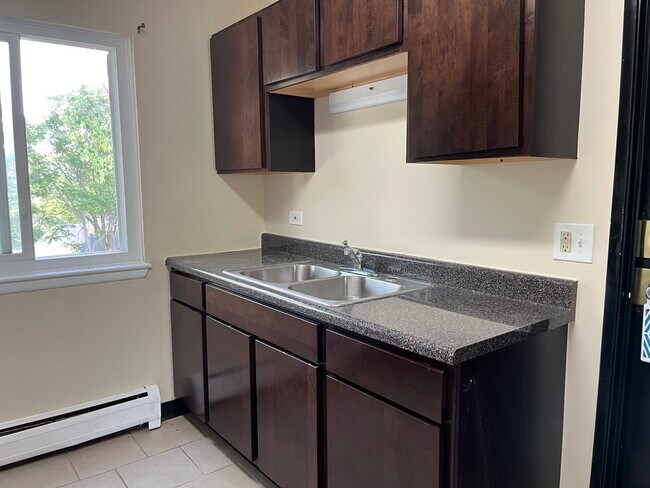 Building Photo - 701 Spruce Ct