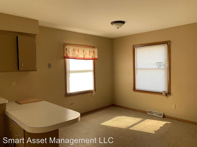 Building Photo - 5631-5635 W Silver Spring Dr