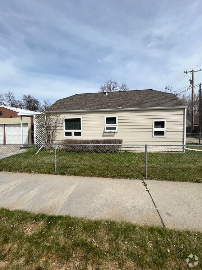 Building Photo - 413 7th St W