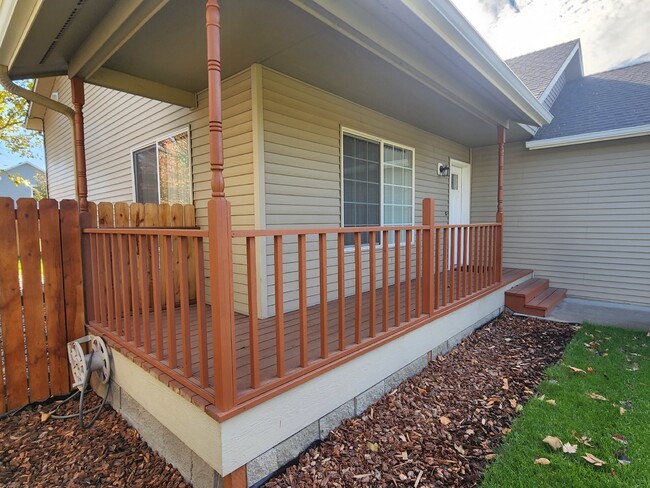Building Photo - Woodbridge 3BR, 2BTH w/Bonus Room