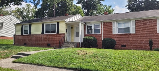 Building Photo - 1805 Villa Dr