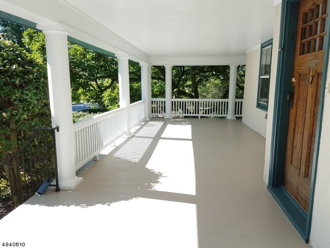 Foto del edificio - 114 Edgemont Rd