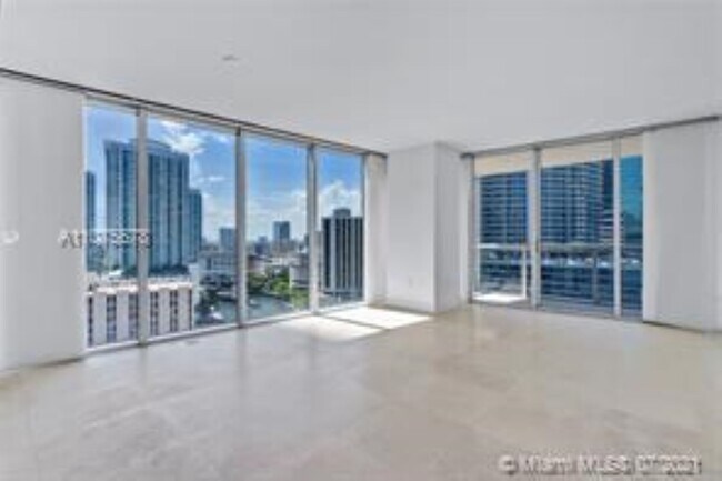 Building Photo - 475 Brickell Ave
