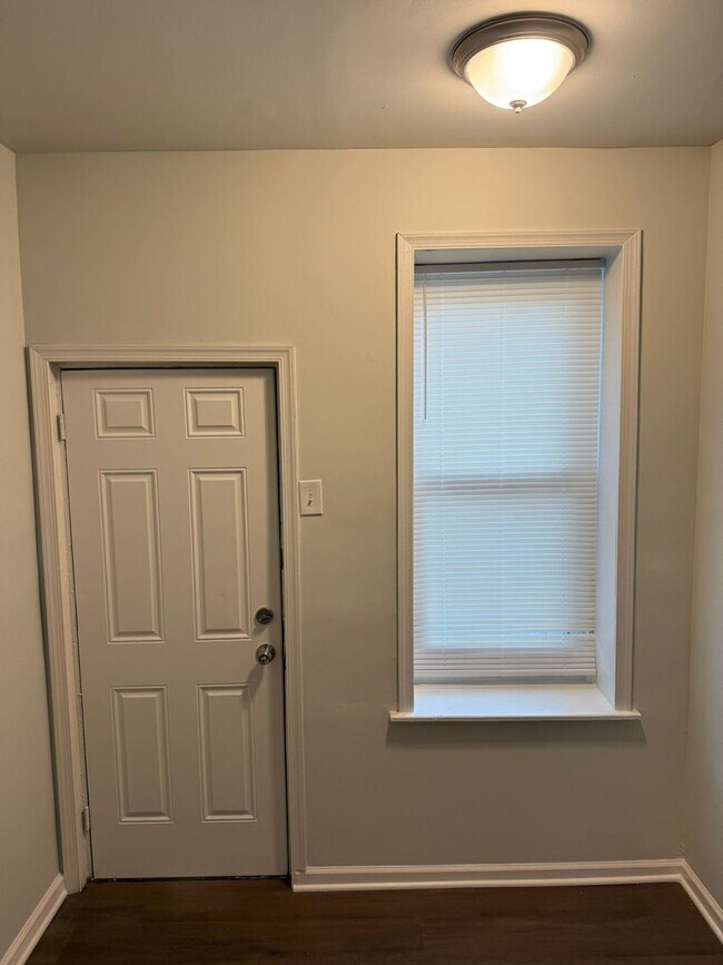Building Photo - Remodeled Unit - Frankford