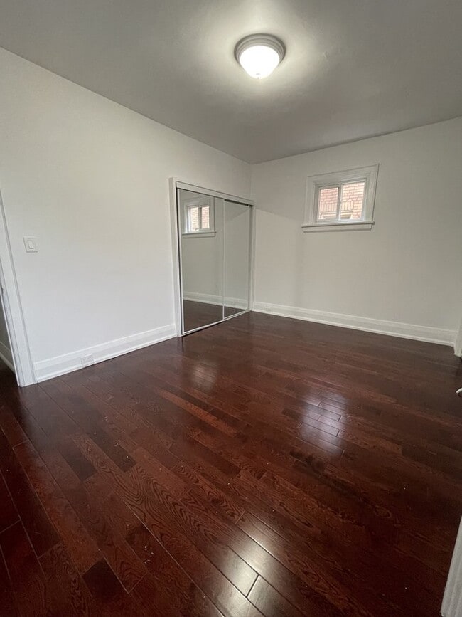 Building Photo - 3 Bdrm Apartment