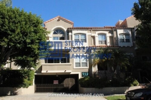 Building Photo - 922 N Croft Ave