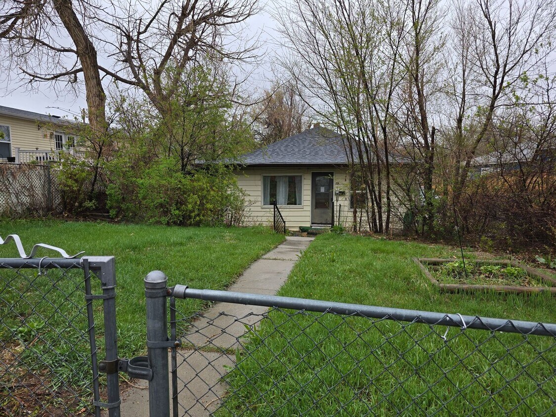 Foto principal - Charming 2 Bedroom W/Garage
