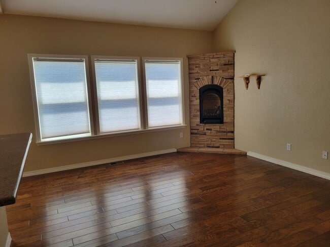 Foto del edificio - 4 Bed 3 Bath home with A/C and a gas fireplace, Available 5/8! - MileStone Real Estate Services