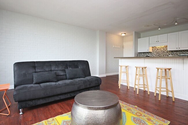 Foto del edificio - Furnished Condo Convenient to UVA Grounds ...