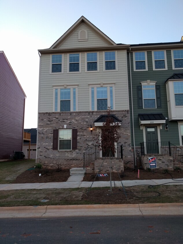 Building Photo - 2018 Sage Park Dr