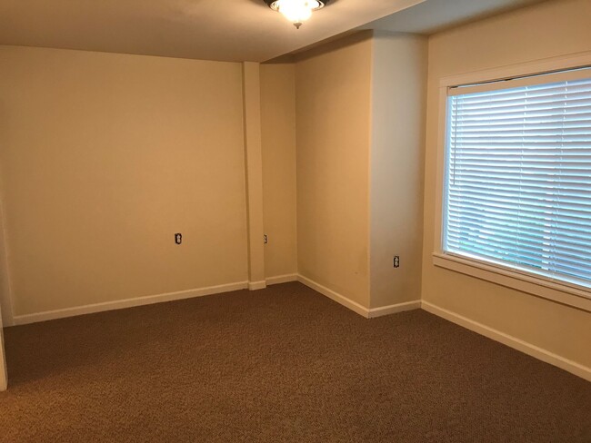 Building Photo - INLAND SHORES TOWNHOMES