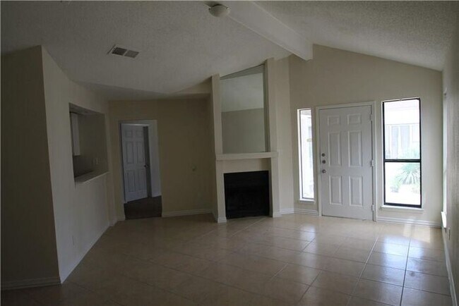 Building Photo - 1 story quad 3 way split bedrooms