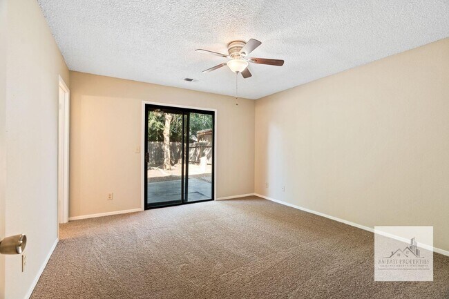 Foto del edificio - Four Bedroom Home In Clovis!